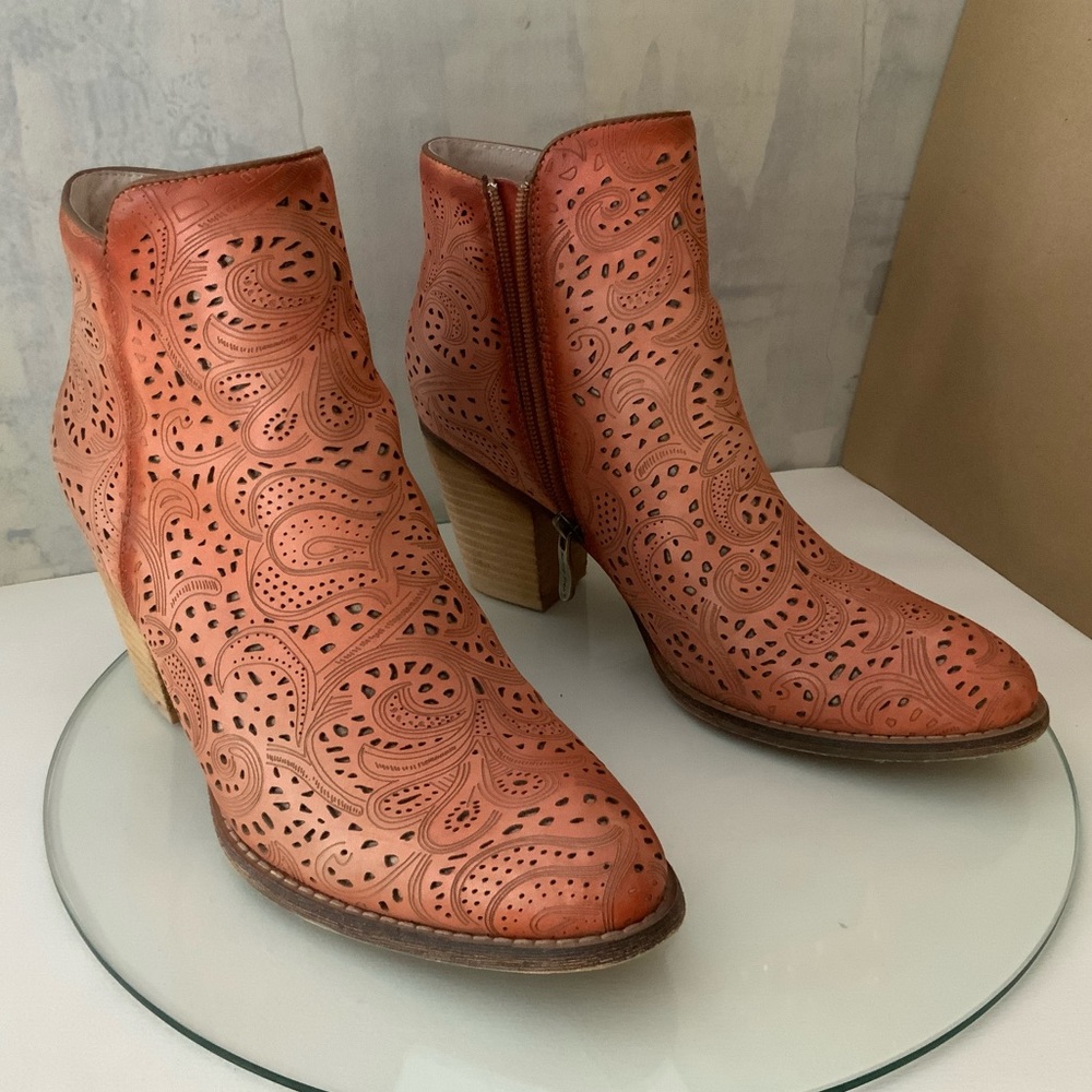 Spring step apricot layer cut booties size 40